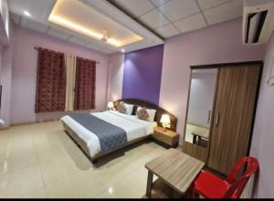 Ένα ή περισσότερα κρεβάτια σε δωμάτιο στο Collection O Ajara Amboli Ghat Formerly Hotel Paradise +15 φωτογραφίες