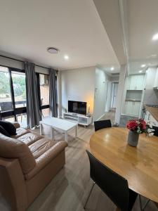 Køkken eller tekøkken på Comfy 2 BR apartment Woden,Canberra , budget friendly