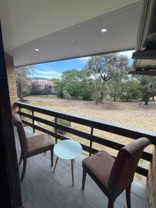 En balkon eller terrasse på Comfy 2 BR apartment Woden,Canberra , budget friendly