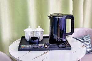 Příslušenství pro přípravu čaje a kávy v ubytování ZhenXin Hotel Harbin Airport