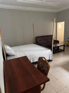 Una cama o camas en una habitación de Dleum Homes & Apartments Cotonou