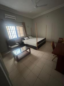 Una cama o camas en una habitación de Dleum Homes & Apartments Cotonou