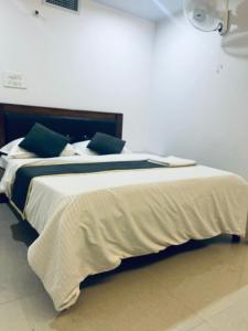 Ένα ή περισσότερα κρεβάτια σε δωμάτιο στο Hotel Radhika Inn +3 φωτογραφίες