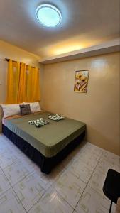 a bedroom with a bed in a room at Alpas mountain pool resort in Santa Monica