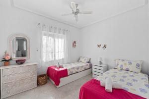 Una cama o camas en una habitación de La Casa de La Felicidad 20 fotos más