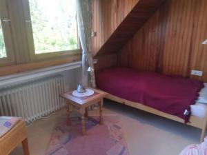 Cama pequeña en habitación con mesa en Ferienhaus Hebborn, en Bergisch Gladbach