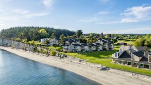 an aerial view of a beach with houses at Mutiny Bay Condo by AvantStay Walk to the Beach in Freeland