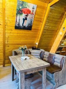 ein Esszimmer aus Holz mit einem Tisch und einer Couch in der Unterkunft warm house - sunrise merisi in Merisi