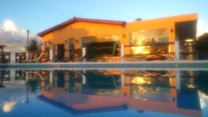 a reflection of a house in a swimming pool at Solar de Piedra in Tanti