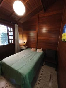 Postel nebo postele na pokoji v ubytování Quarto com cama de casal e banheiro privativo