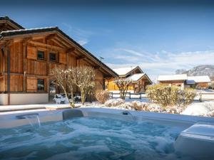 einen Whirlpool im Schnee vor einem Haus in der Unterkunft Chalet OCimes - OVO Network in Samoëns