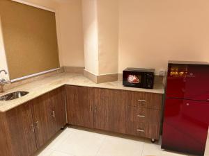 Кухня или мини-кухня в The Downtown Hotel Apartments
