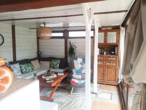 a living room with a couch and a table at CASITA NEKAGARDEN in Vigo