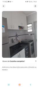 una imagen de una cocina con fregadero y microondas en Vista Deslumbrante, en Mongaguá