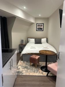 Giường trong phòng chung tại HLM Studios