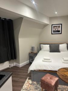 Giường trong phòng chung tại HLM Studios