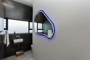 Et badeværelse på Modern 4 sleeper, hot tub, BBQ