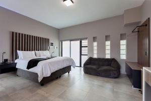 En eller flere senge i et værelse på Modern 4 sleeper, hot tub, BBQ + 7 billeder