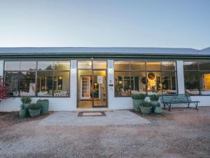 KamieskroonにあるKamieskroon Hotelの前にベンチがある建物