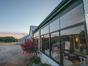 KamieskroonにあるKamieskroon Hotelの大きなガラス窓と花が飾られた建物