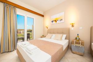 Una cama o camas en una habitación de Koulouris Beach Hotel