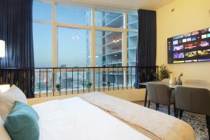 Кровать или кровати в номере Silk Valley - Waterfront Studio with Gym, Pool & Free Parking