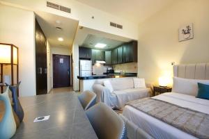 Кухня или мини-кухня в Silk Valley - Waterfront Studio with Gym, Pool & Free Parking
