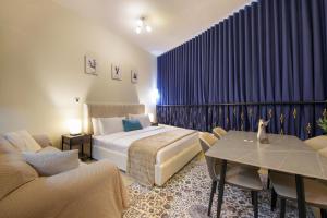 Кровать или кровати в номере Silk Valley - Waterfront Studio with Gym, Pool & Free Parking