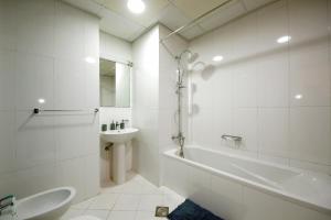 Ванная комната в Silk Valley - Waterfront Studio with Gym, Pool & Free Parking +4 фотографии