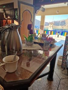 een tafel met een waterkoker erop bij Café restaurant in Issafene