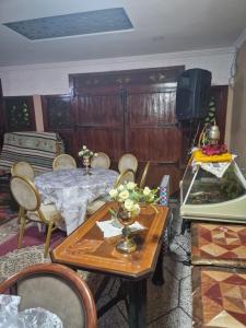 ein Wohnzimmer mit Tisch und Fernseher in der Unterkunft Café restaurant in Issafene