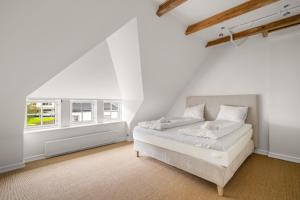 Una habitación blanca con una cama y una ventana en Elegant Historic Villa - Stunning Views, en Bergen 28 fotos más