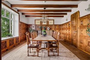 Un comedor con mesa y sillas de madera. en Elegant Historic Villa - Stunning Views, en Bergen