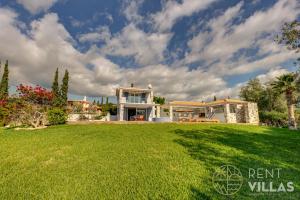 a house with a lawn in front of it at Villa Mare Magna in Plépi