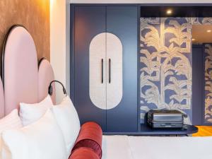 Ένα ή περισσότερα κρεβάτια σε δωμάτιο στο Hotel des Colonies Brussels by Mercure