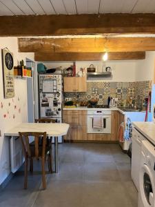 Kuchyň nebo kuchyňský kout v ubytování Petite maison au bord du Goyen