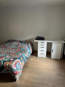 Postel nebo postele na pokoji v ubytování Petite maison au bord du Goyen