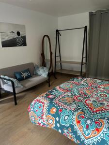 Postel nebo postele na pokoji v ubytování Petite maison au bord du Goyen