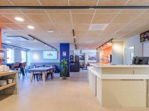 Η κουζίνα ή μικρή κουζίνα στο Ibis Budget La Rochelle Puilboreau