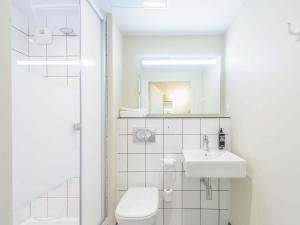 Et badeværelse på Ibis Budget La Rochelle Puilboreau + 82 billeder