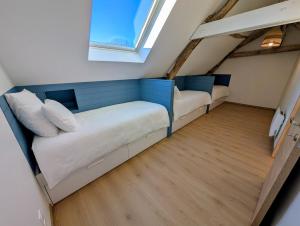 Ένα ή περισσότερα κρεβάτια σε δωμάτιο στο Gîte de la Ferme du Domvoy en Baie de Somme