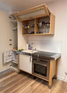 una cocina con fregadero y estufa en Apartment nah Flughafen, Messe, Arena, Dome, en Düsseldorf