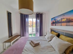 een slaapkamer met een groot bed met een groot raam bij Centrally Located Penthouse A103 in Las Lagunas Mijas +18 foto's