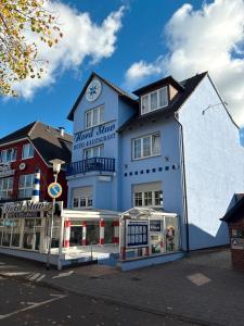 ein großes blaues Gebäude mit einer Uhr drauf in der Unterkunft Hotel-Restaurant Nord Stuv in Cuxhaven