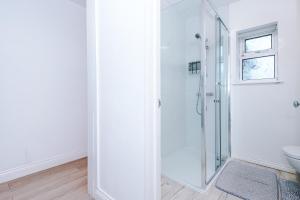 Ένα μπάνιο στο Modern 5-Bedroom House with Parking, Perfect for Large Groups +38 φωτογραφίες