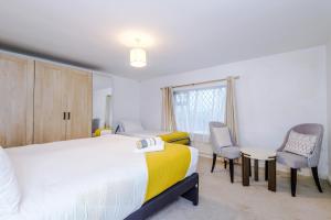 Ένα ή περισσότερα κρεβάτια σε δωμάτιο στο Modern 5-Bedroom House with Parking, Perfect for Large Groups