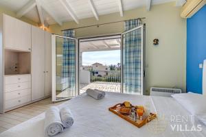 Una cama o camas en una habitación de Villa Mare Magna 56 fotos más