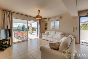 a living room with a couch and a tv at Villa Mare Magna in Plépi