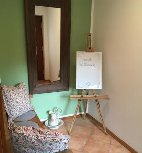 Ferienwohnung Sommerseite في سيباتش: لوحة على حامل في غرفة بها مرآة