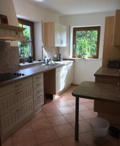 Ferienwohnung Sommerseite في سيباتش: مطبخ بدولاب بيضاء وأرضية بلاط